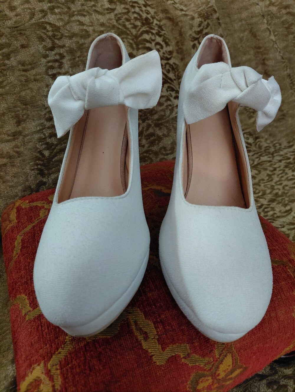 Women’s Faux Suede White Bow Accent Heels- Size 41(10.5)